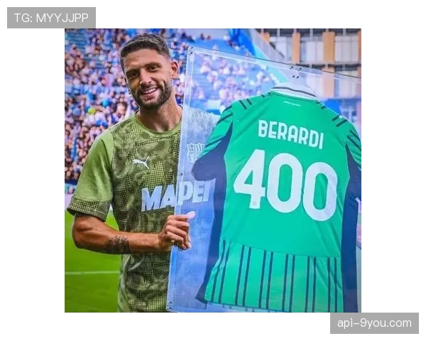 萨索洛前锋贝拉尔迪主罚点球前长时间整理球袜